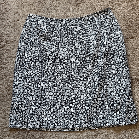 Casual Corner Dresses & Skirts - Casual Corner Black and White Floral A-line Skirt. Size 12